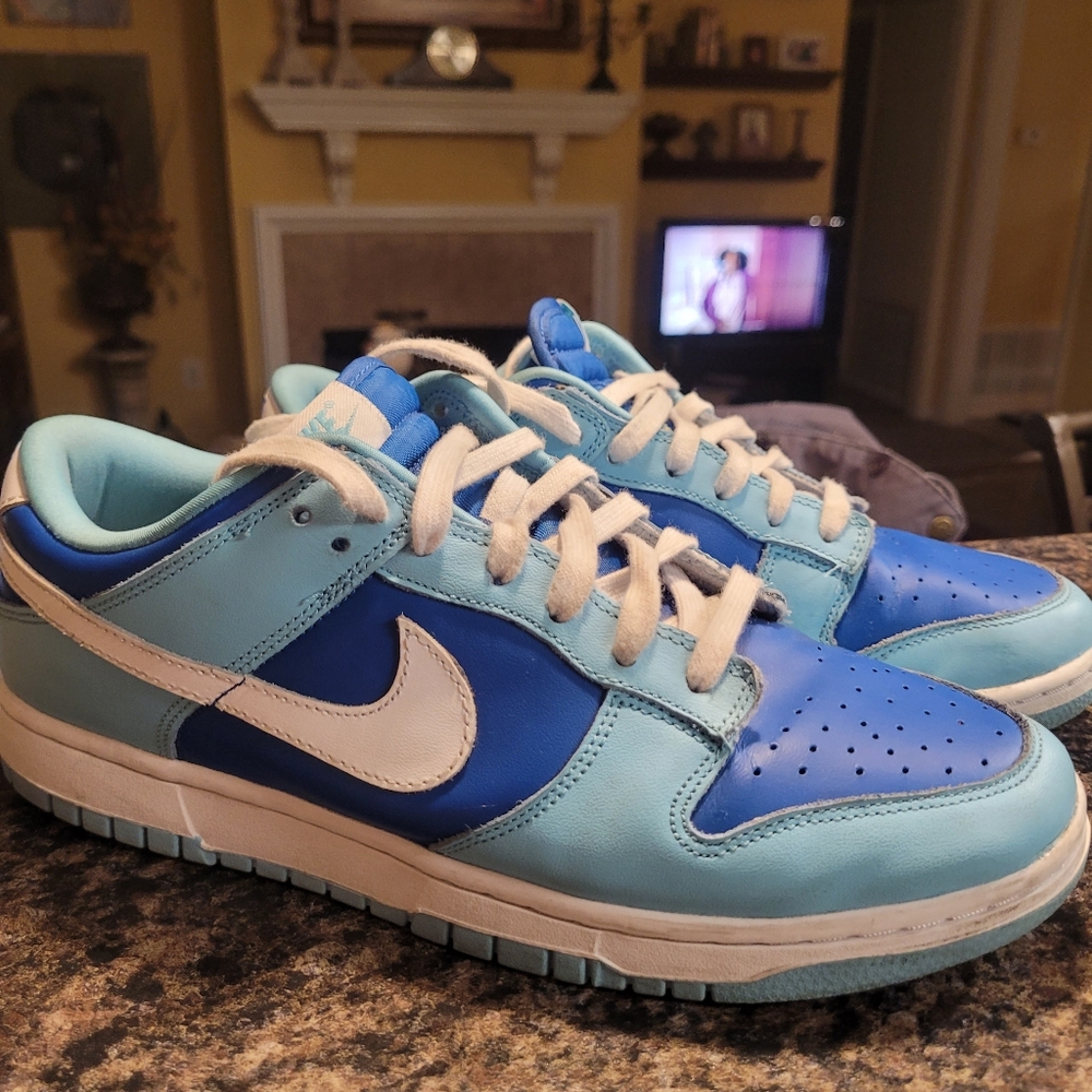 Nike Dunk Low Retro QS Argon Flash iconic SNEAKERS.  Size 9. Great condition.